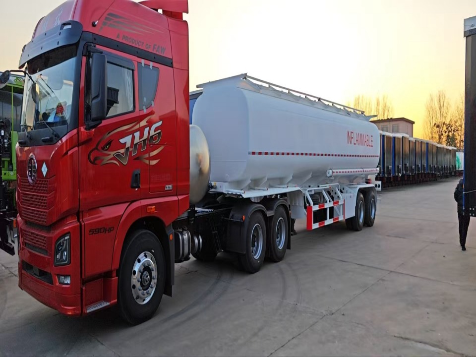 Semi-traileren med 40.000 liter olietank sendes til Guinea.