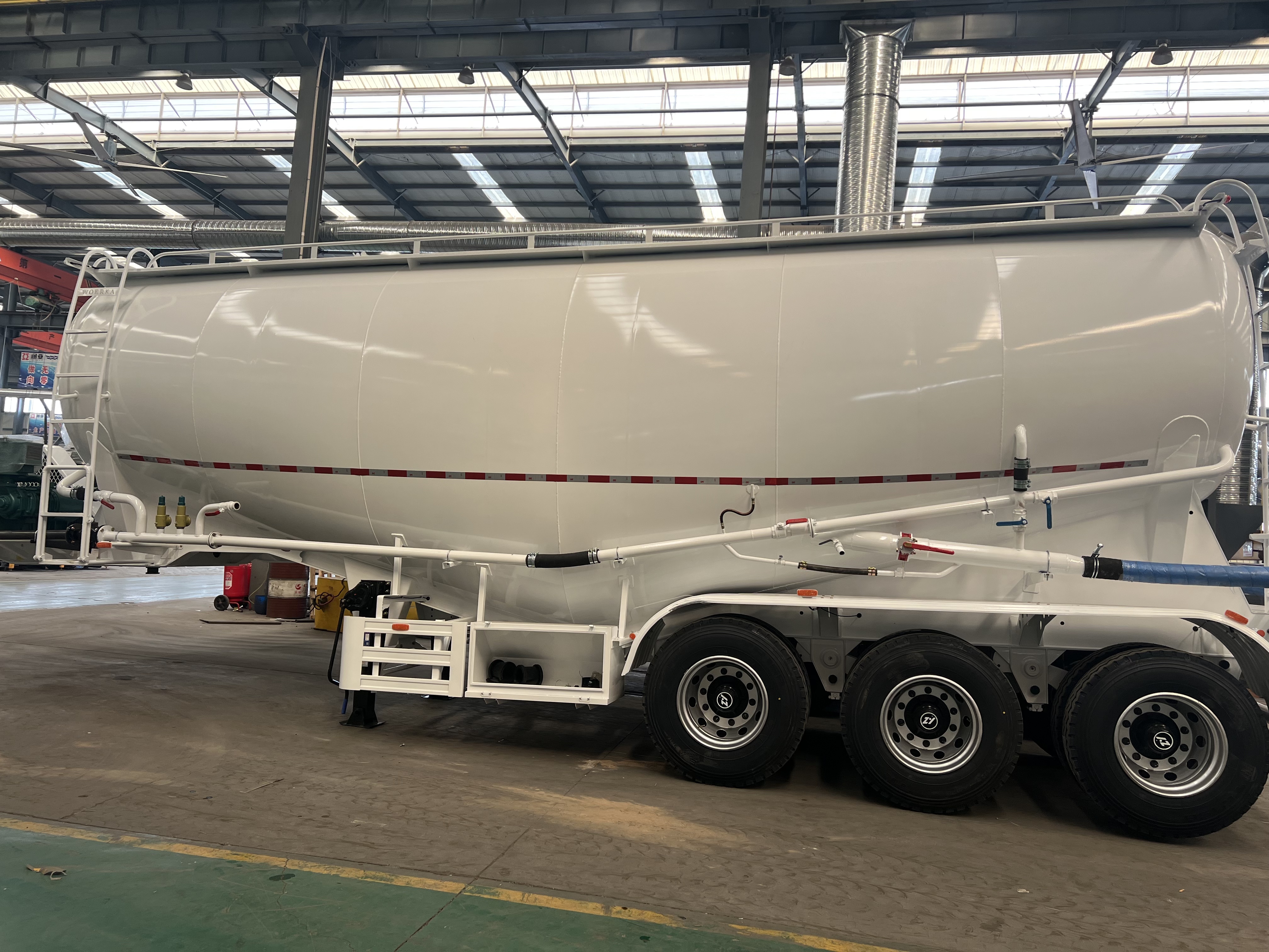 Derun cement tankbiler, der er sendt til Zambia, øget lokal transportinfrastruktur