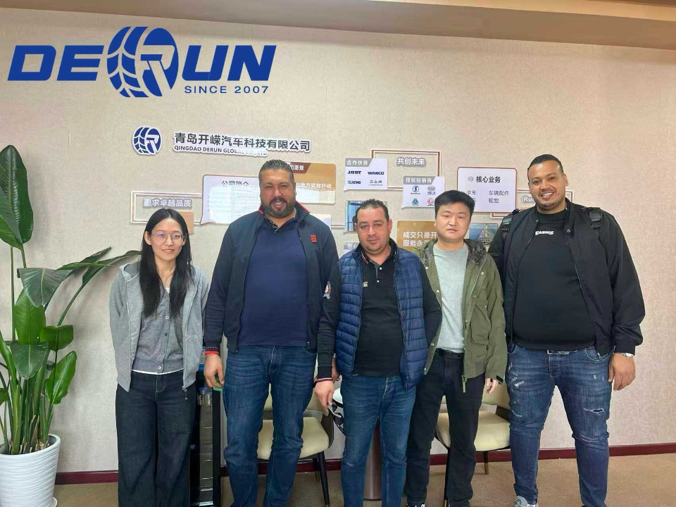 Algeriet Kunde besøgte Shandong Derun Vehicle