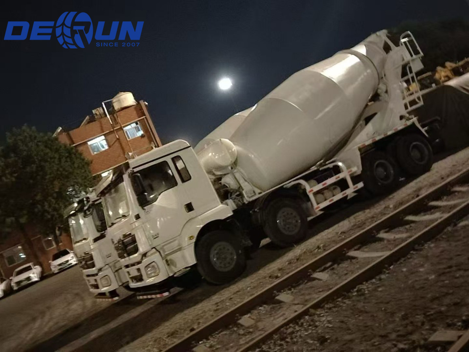 To mixertrucks vil blive sendt til Gabon.