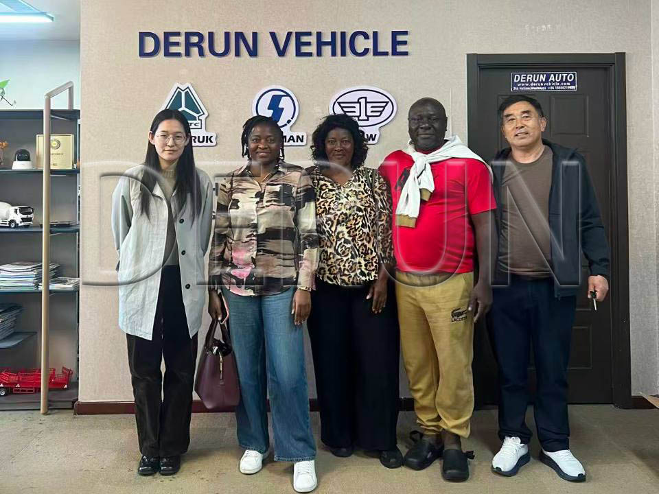 Kunder fra Gabon besøgte Derun Auto og købte fem lastbiler