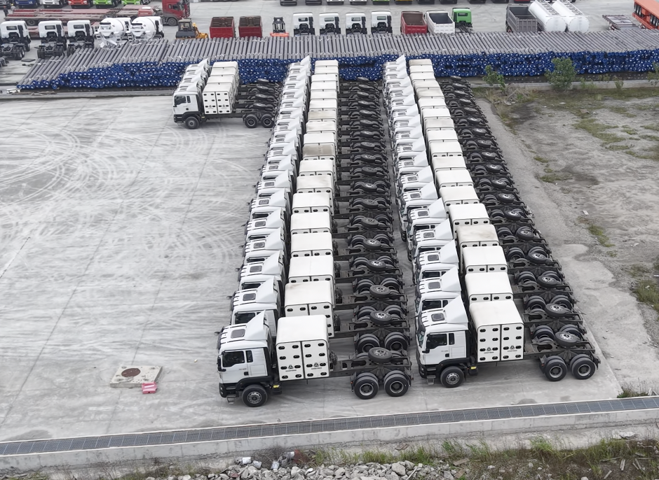 Konsekvent leveringsservice fortjener yderligere anerkendelse! 40 Sinotruk TX 6x4 CNG-traktorlastbiler blev afsendt med succes til Nigeria.