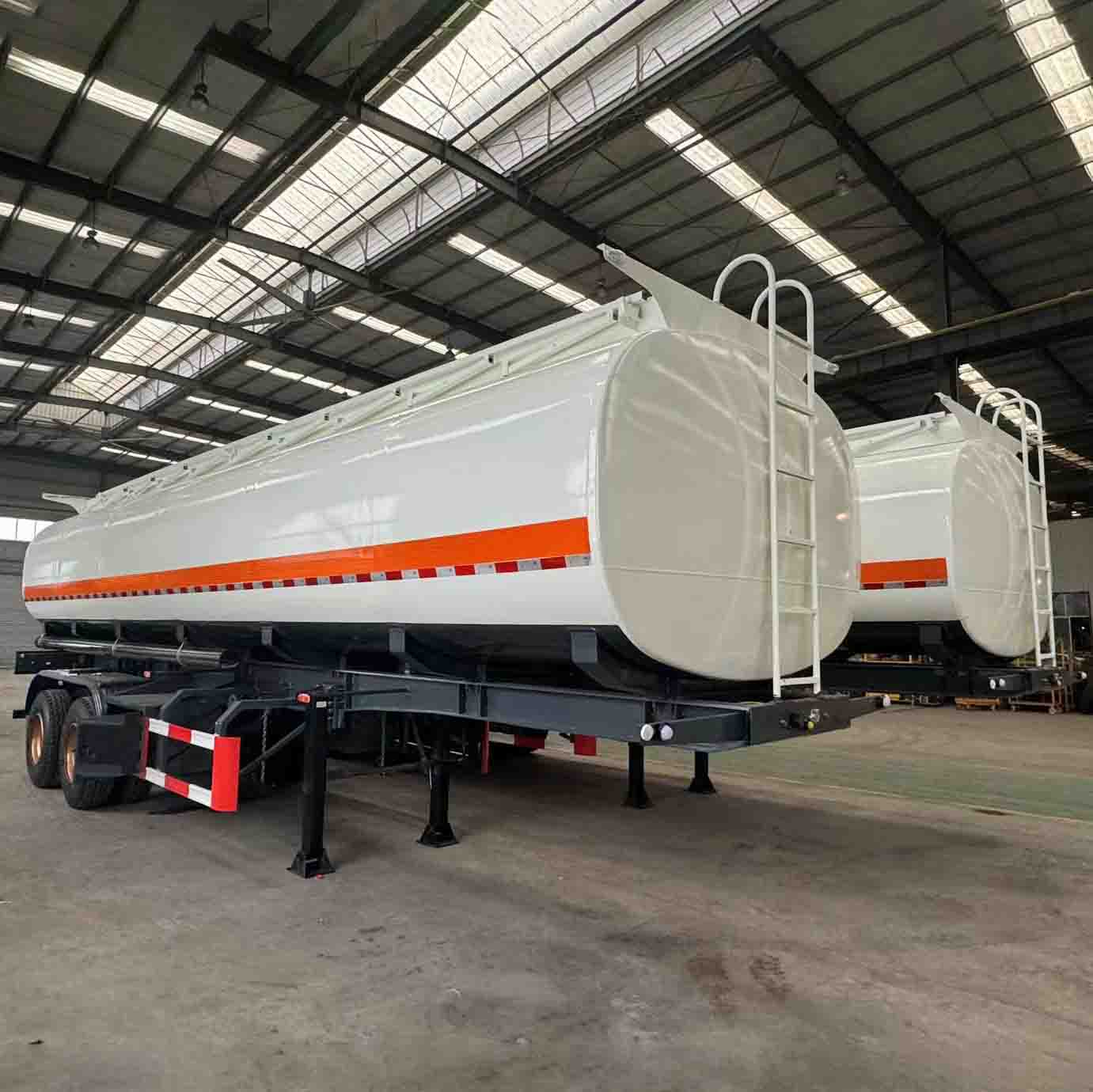 Brændstoftank semi trailer med bogie -suspension